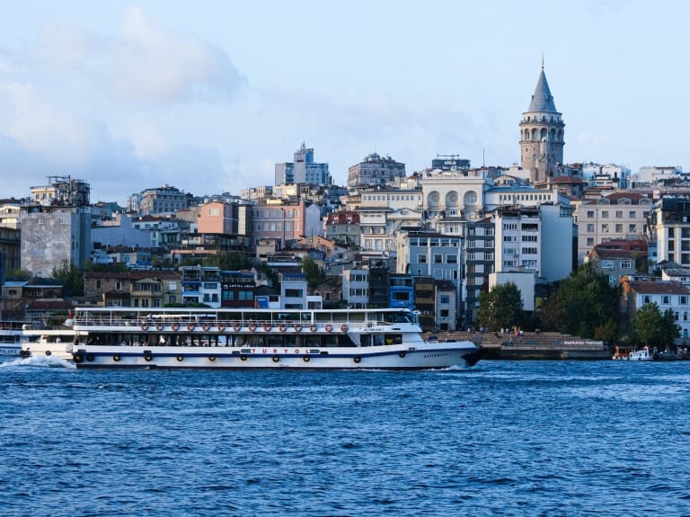 ボスポラス海峡からのイスタンブールの眺め| ©Can yılmaz