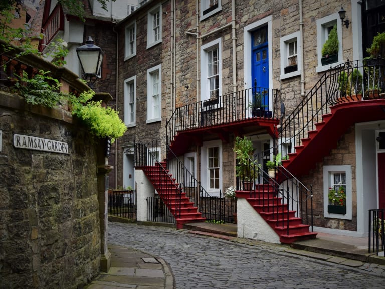 Walk through streets full of history, beauty and legends.| ©nschouterden