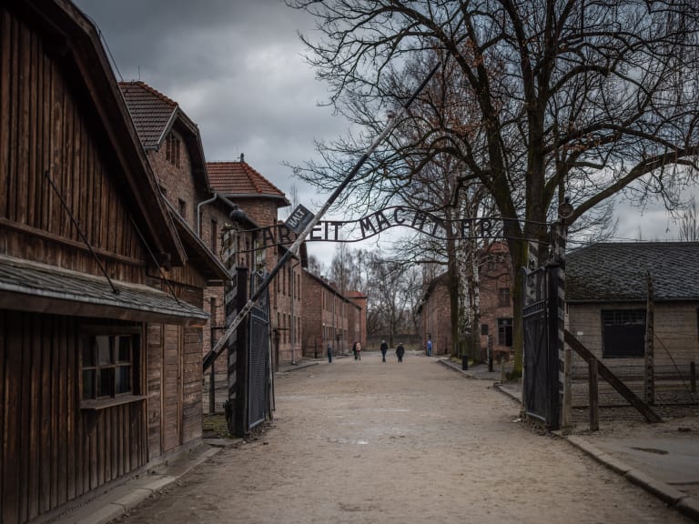 Auschwitzin keskitysleirin sisäänkäynti Krakovassa| ©Rafael Wagner