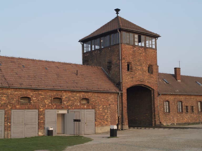 Entrada de trenes al campo de concentración de Auschwitz | ©Ofer Deshe