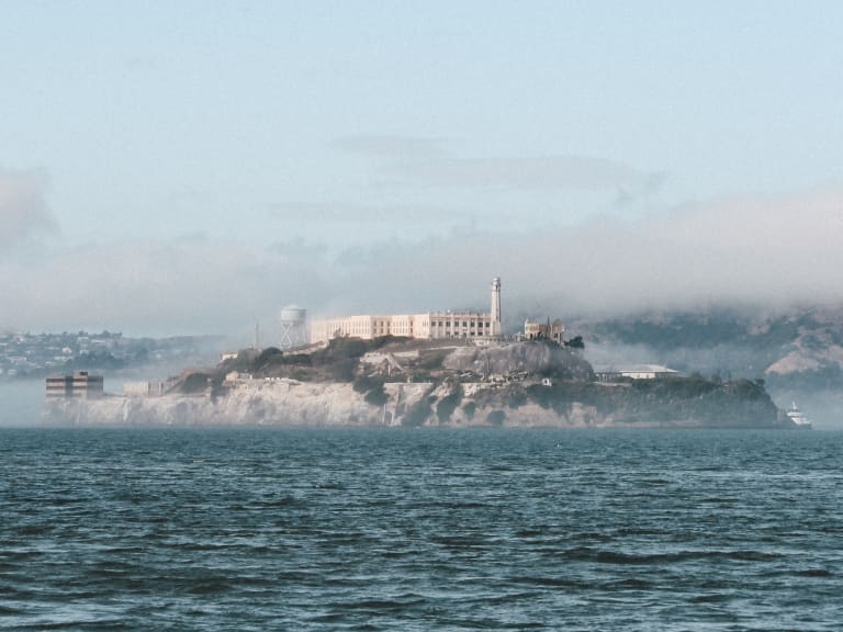 ©Luke Mummert | Alcatraz entre la niebla de la bahía