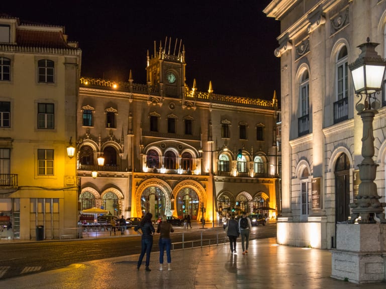 Stroll through the illuminated streets of Lisbon at night.| ©Susanne Nilsson