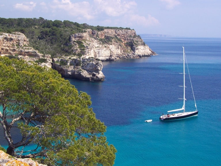 Enjoy Menorca and its coves by boat| ©Turismo Menorca
