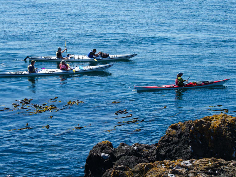 Kayaks on the coast| ©Benjamin Hollis