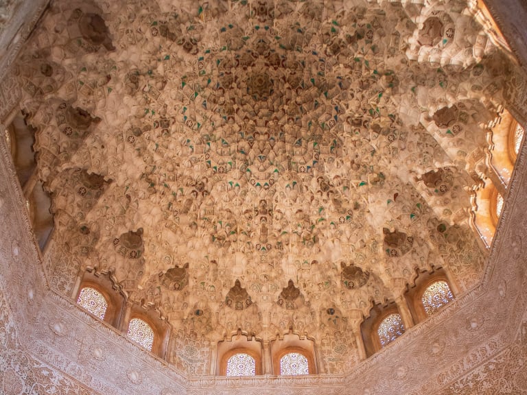 Techo decorado con mocárabes de la Sala Dos Hermanas | ©Clark Van Der Beken
