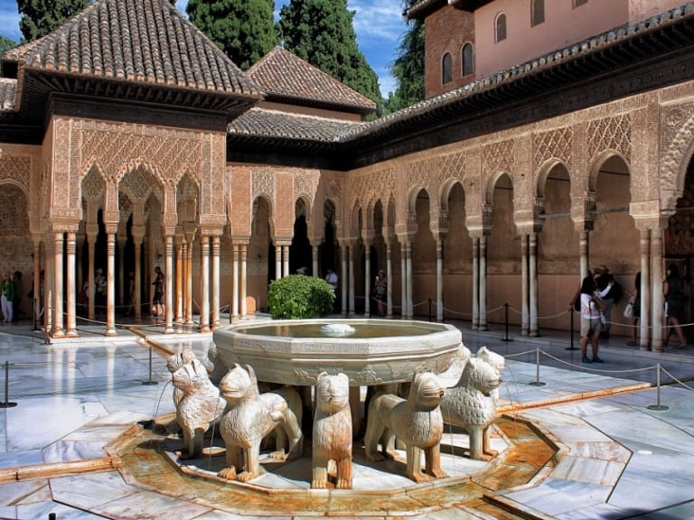 Por qué visitar la Alhambra: 5 razones por las que es visita obligada