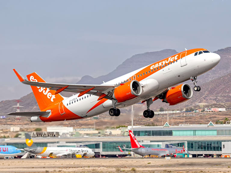 Airplane taking off from Tenerife South Airport | ©Catarina Madureira