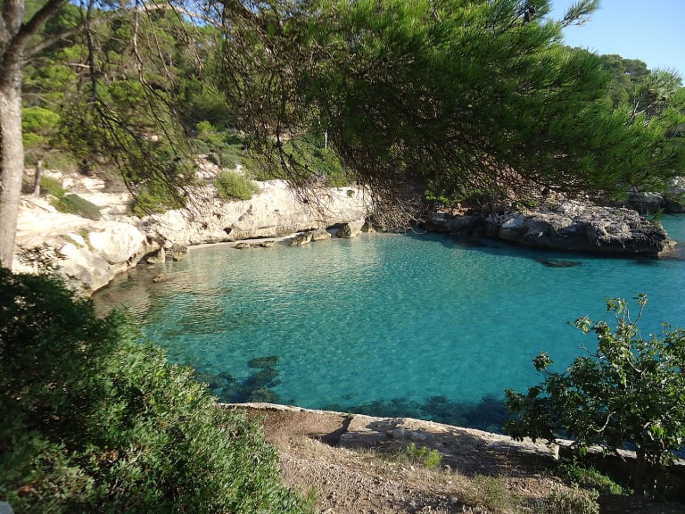 Mitjaneta Cove| ©Alejandro Muñoz Cabrisas - Trabajo propio - wikipedia