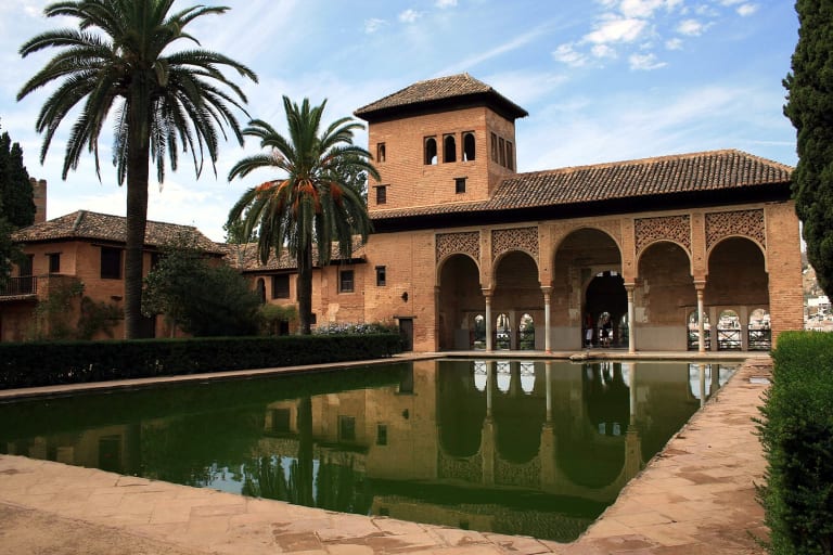 Was macht den Alhambra-Palast in Granada zu einem magischen Ort? - Club  Villamar