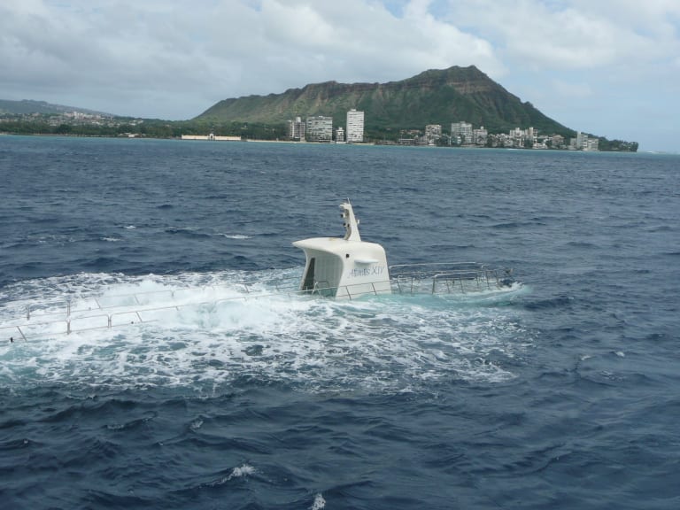 潜水艦がダイヤモンドヘッドをバックにダイビングを開始します。| ©Brian Sterling