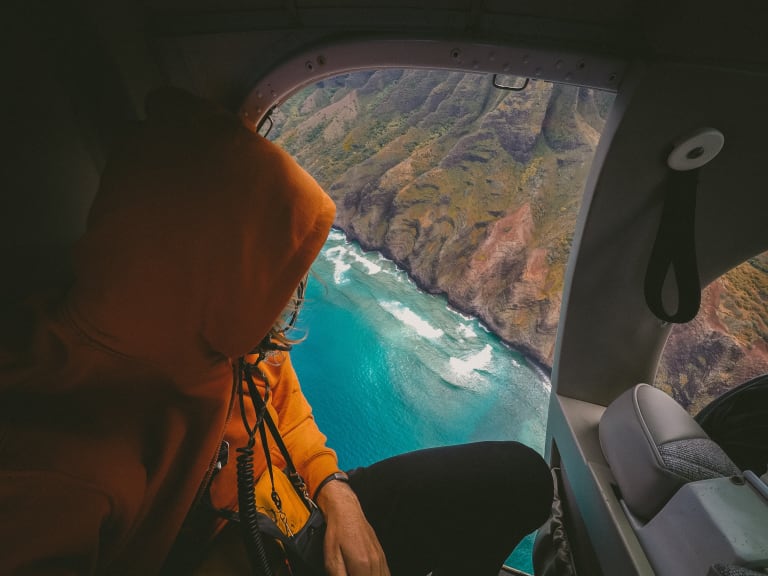Helikopteri, jossa on avoimet ovet| ©Jakob Owens