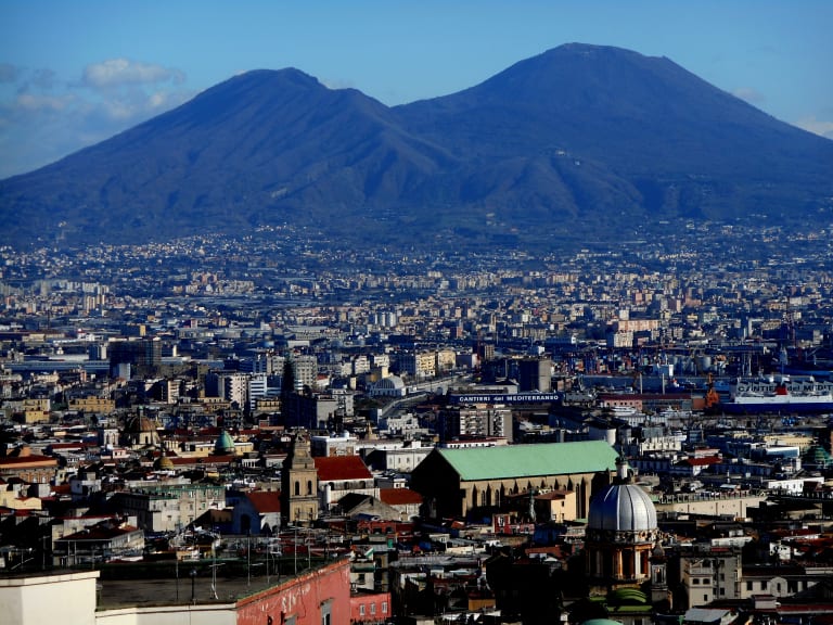 Näkymä Napoliin, taustalla Vesuvius.| ©Carlo Raso