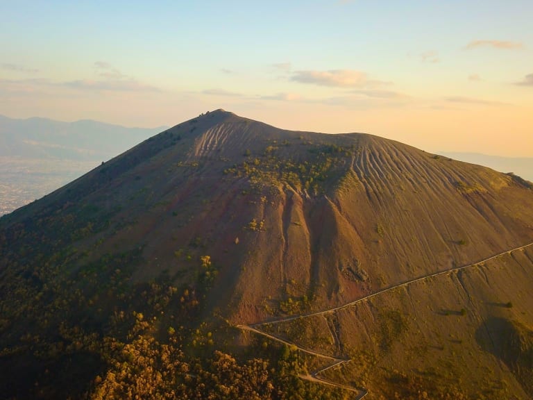 ヴェスヴィオ火山に登る| ©_M_V_