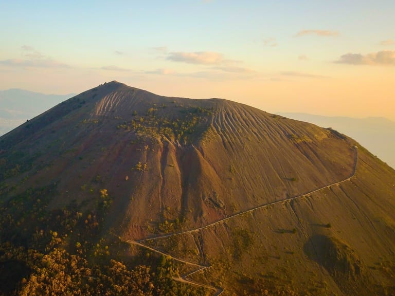 how to visit vesuvius by car