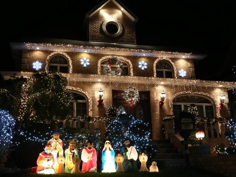 How to visit Dyker Heights Christmas lights in NYC - Hellotickets