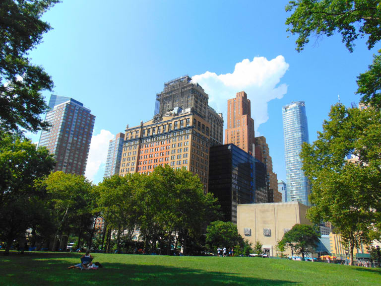 An afternoon snack in Battery Park| © JJBers