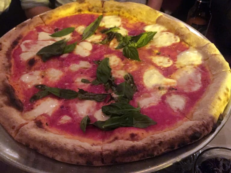 Fornino'sin valtavat, loistavat pizzat| ©Bex Walton
