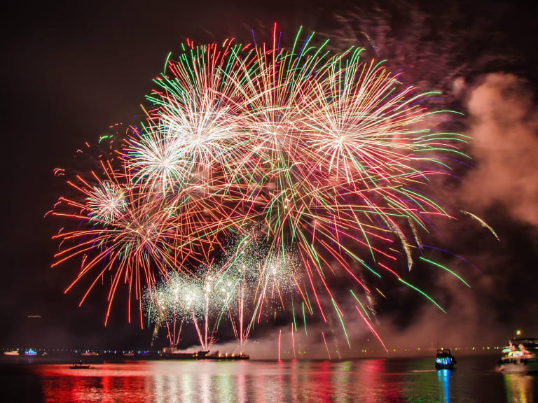 Fogos de artifício, incrível jogo de luz no céu