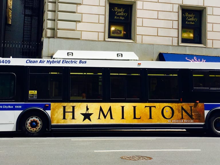 Publicité Hamilton sur les bus de la ville de New York| ©Verplanck