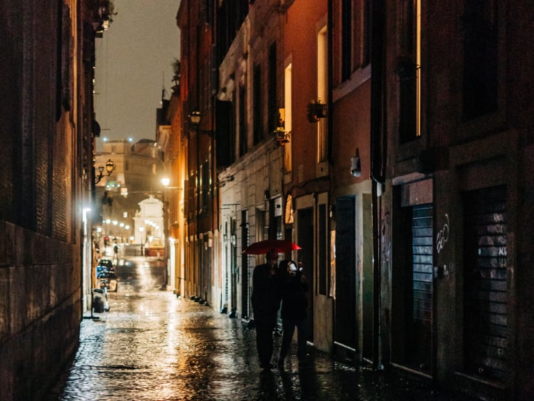 ローマの雨の夜| ©Gabriella Clare Marino
