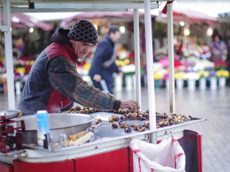 Roasted chestnuts stand| ©Sunny Lapin