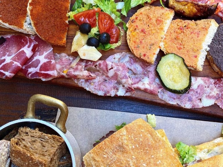 Ruoasta nauttiminen Pane e Salamessa| ©Pane e Salame