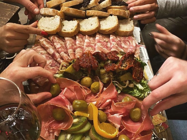 Aperitiivi Cantina dei Papi -ravintolassa| ©cantinadeipapiviterbo