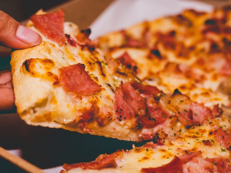 Pizzasta nauttiminen| ©Krisp Cut