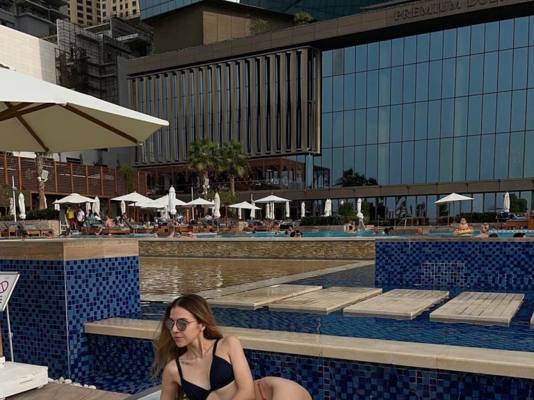 Azure Beach Dubain allasbileistä nauttiminen| ©Pmasha