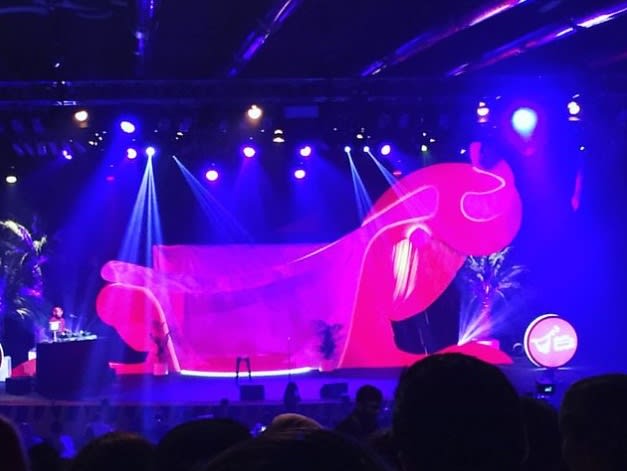 Enjoying the Dubai Comedy Festival| ©C0NTRAST