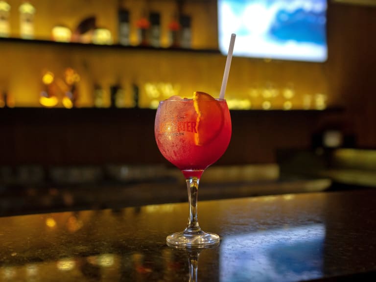 Desfrutar de um bom cocktail| ©Elzio Pilan Junior Pilan Films