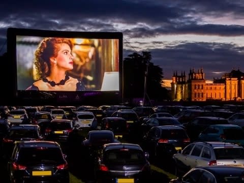ルナ・ドライブイン・ウィンター・シネマで| ©The Luna Cinema