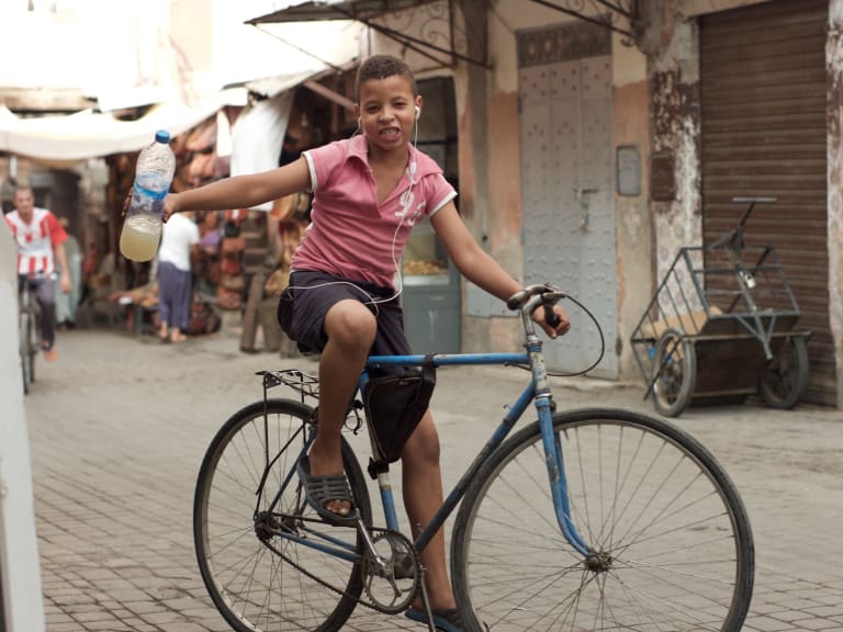 Chico en Biciclete en las calles de Medina, Marrakech | ©José Antonio Morcillo