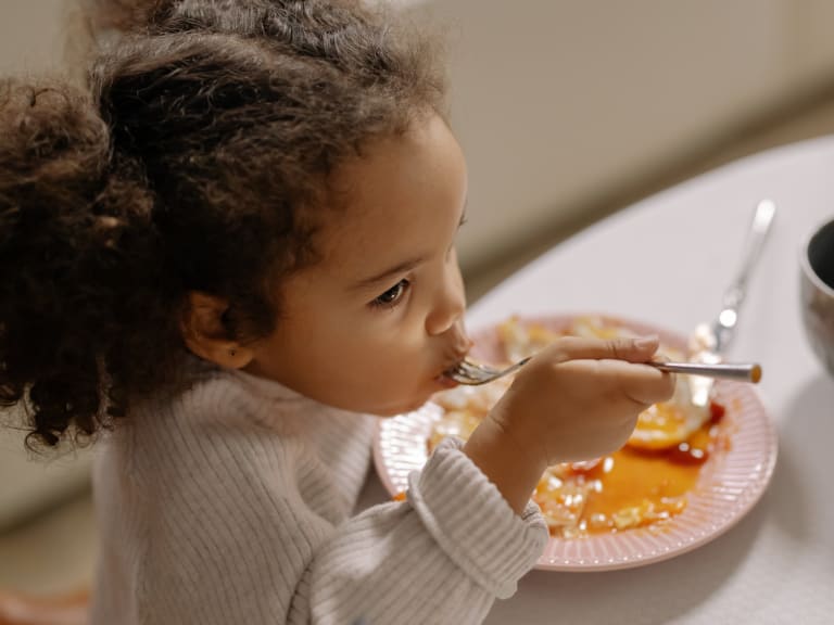 Niña Comiendo | ©cottonbro