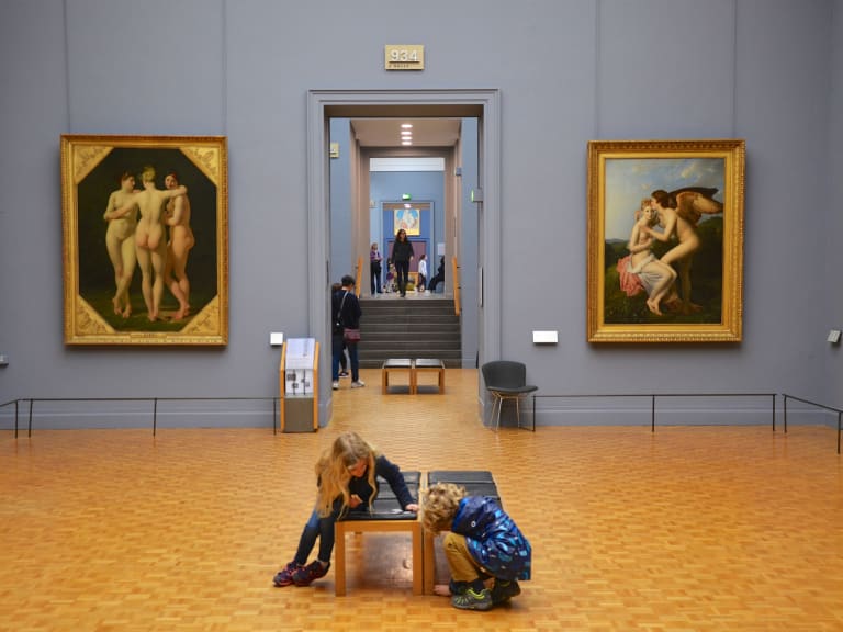 Niños en el Louvre | ©Joe Shlabotnik