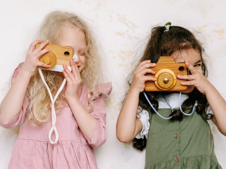 Niñas tomando fotos | ©Ivan Samkov