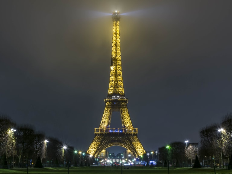 Torre Eiffel à noite Hellotickets