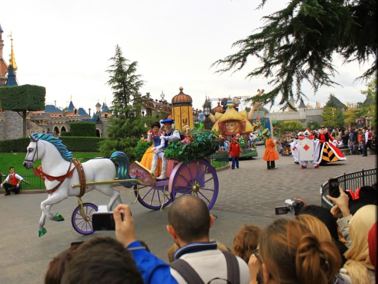 People strolling around Disneyland| ©Aurélien JEANNE