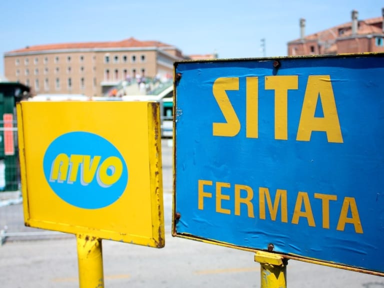 ATVO:n bussipysäkki| ©Beccafawley