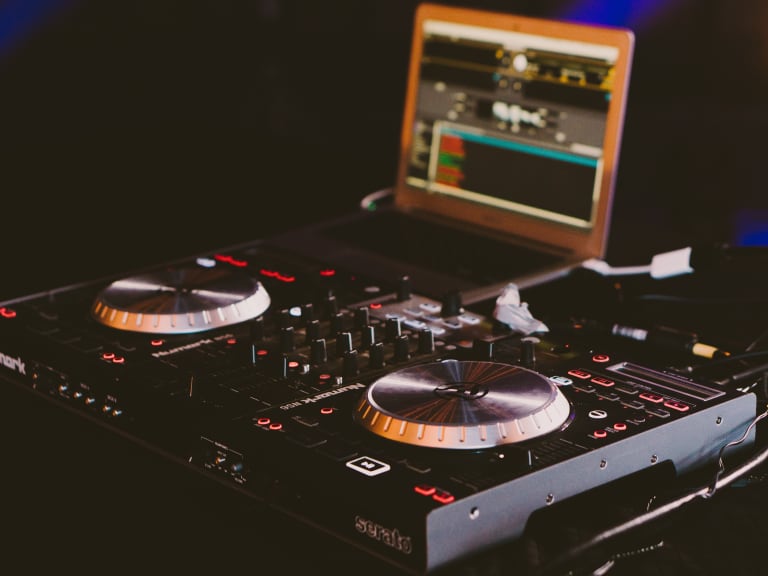 DJ table| ©Gabriel Barletta