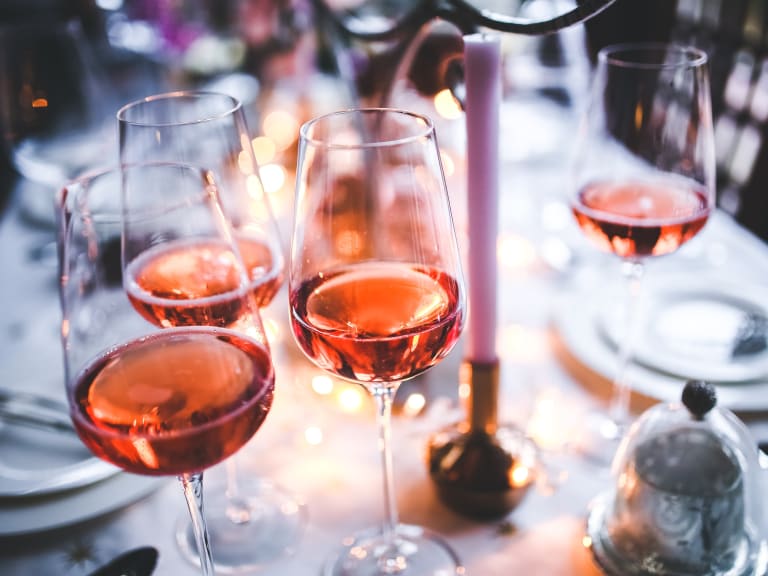 Rosé-viinin maistelu| ©Kaboompics .com