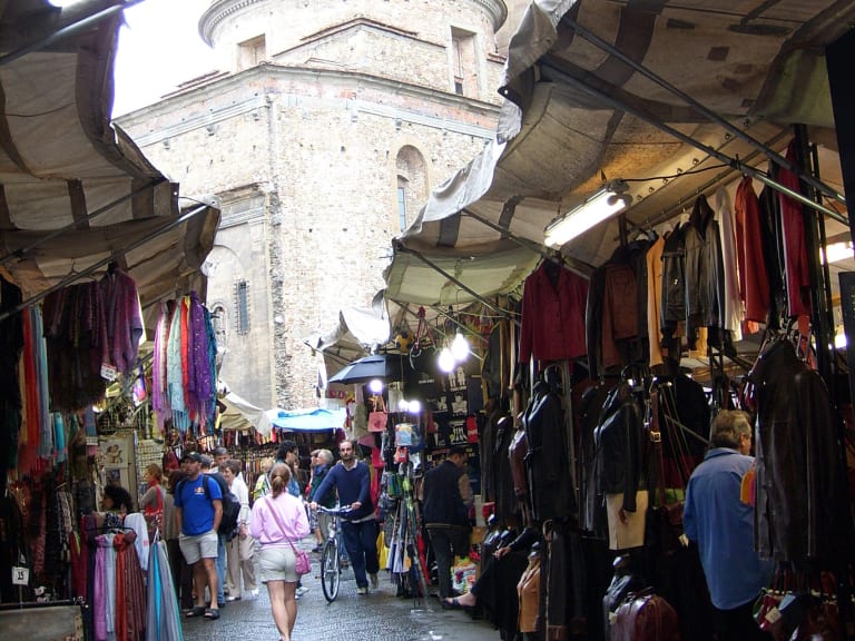 Strolling around San Lorenzo| ©Richard Chester