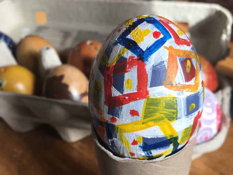 Decorating Easter eggs| ©Lindsay Holmwood