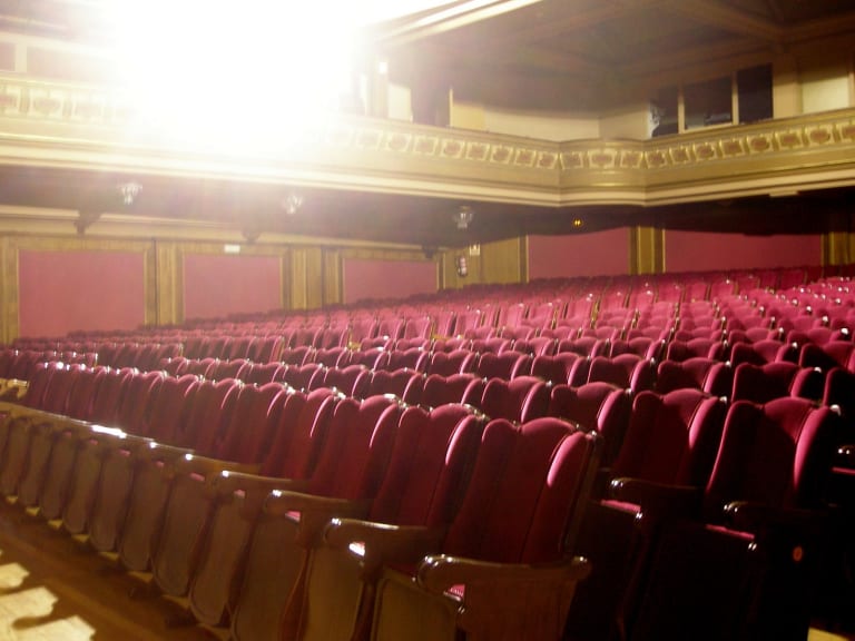 Dentro del teatro Isabel la Católica | ©PhotoLanda