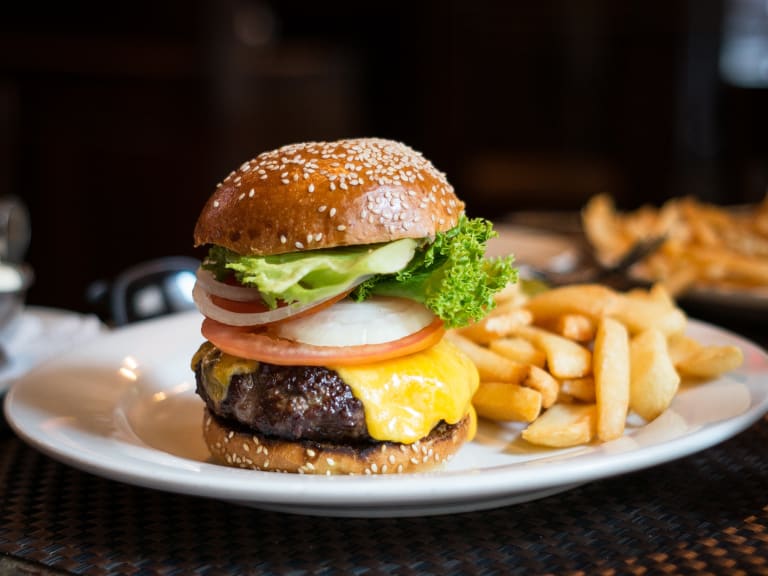 Eating Hamburger| ©FourteenSixty