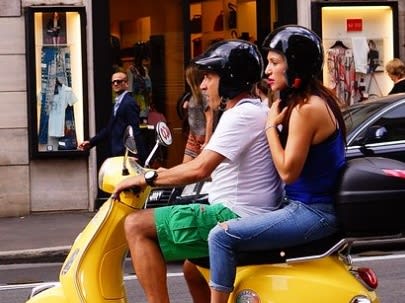 Sur une Vespa| ©howard leeming