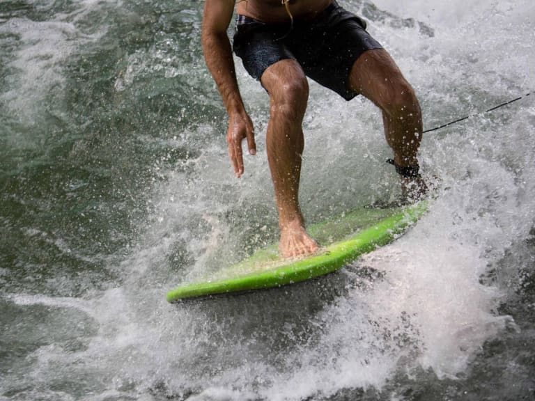 Surf na Eisbachwelle| ©Heidi Bauer