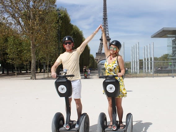 couple on segway in front of the Eiffel Tower| ©seeway tour