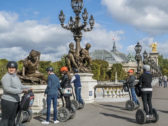 people on segway seeing statues| ©Phototidbits
