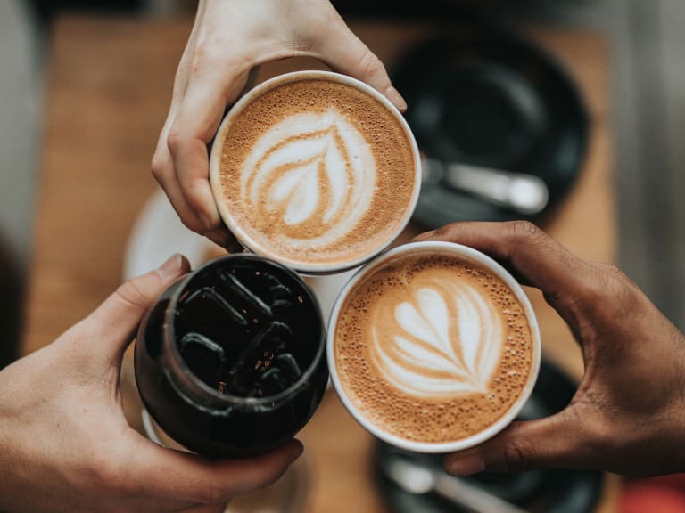 コーヒー2杯とワインを手にする人々| © Nathan Dumlao